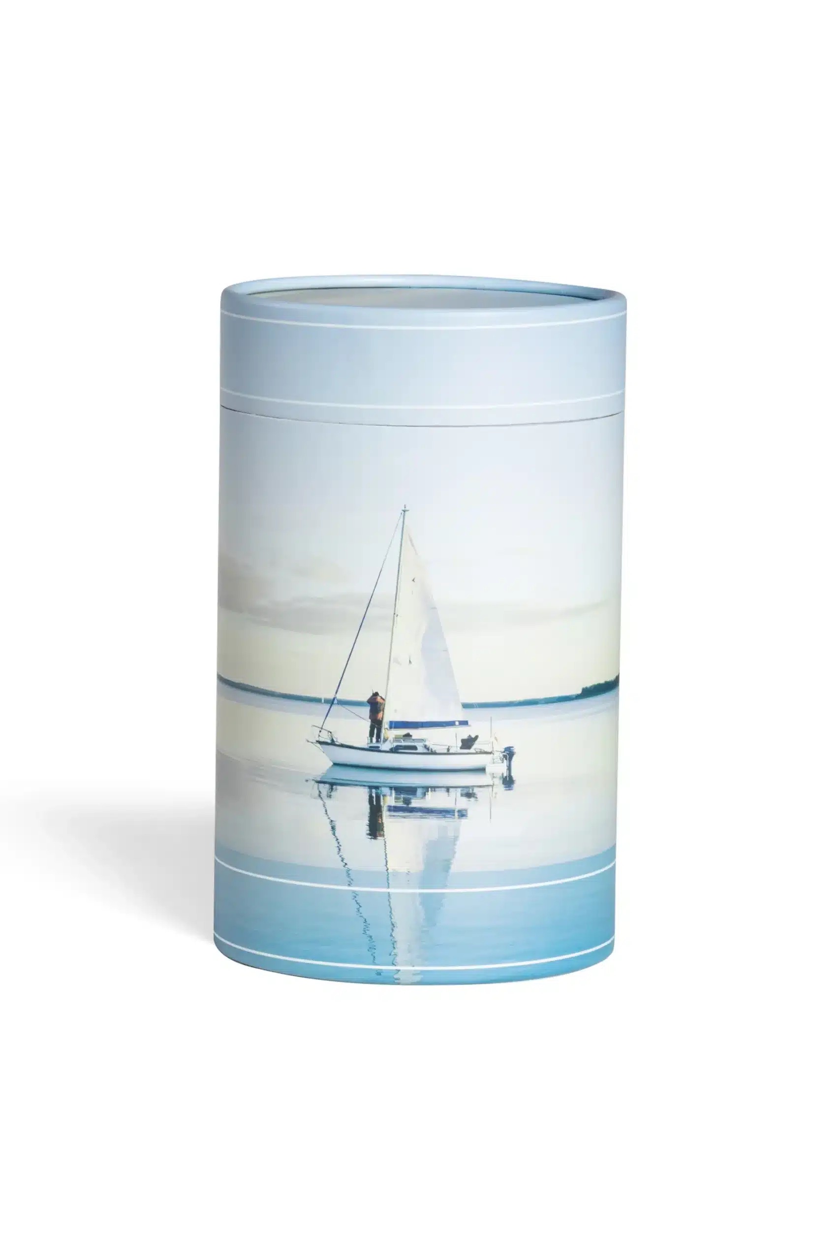 Askerør med skib på blikstille hav