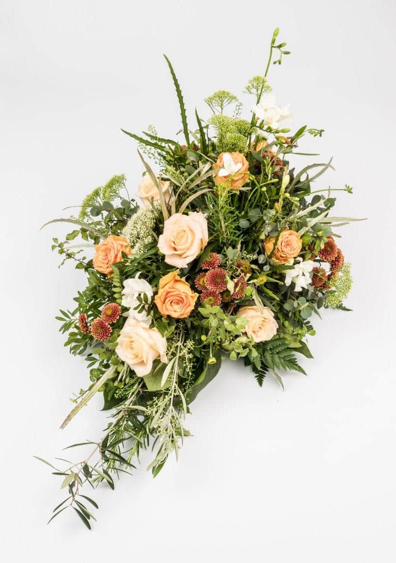 Bårebuket i hvid, gul og orange nuancer