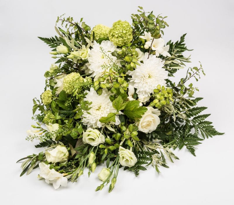 Bårebuket med hvide blomster