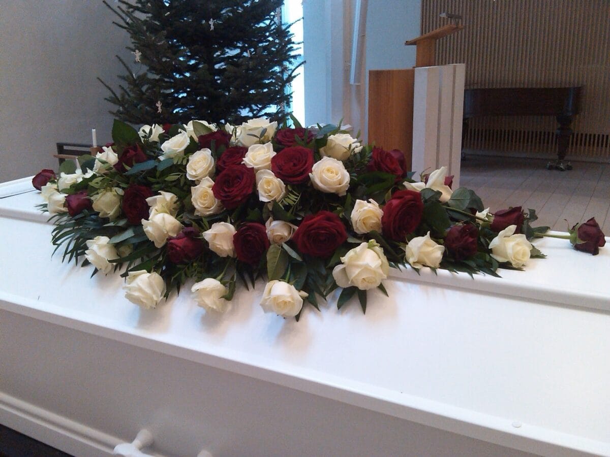 Kistepynt 1 – røde og hvide roser med eukalyptus