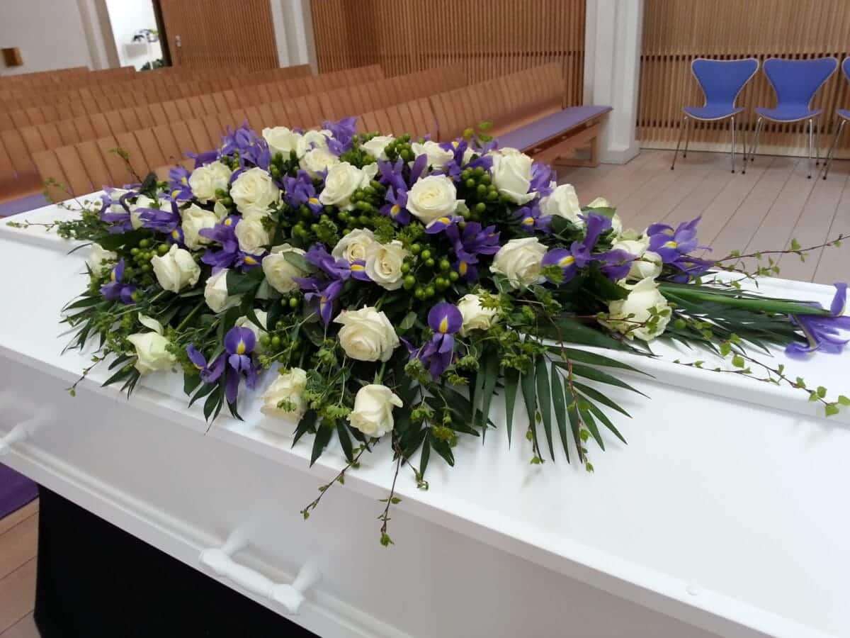 Kistepynt 5 – Hvide roser, iris, perikon og birkegrene