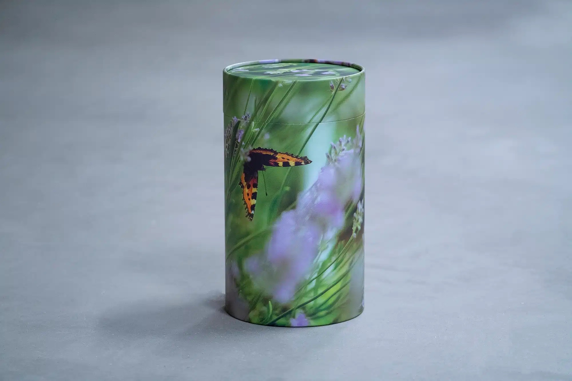 urne_groen_med_sommerfugl