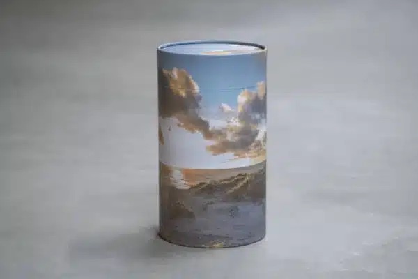 urne_lysblaa_med_himmel