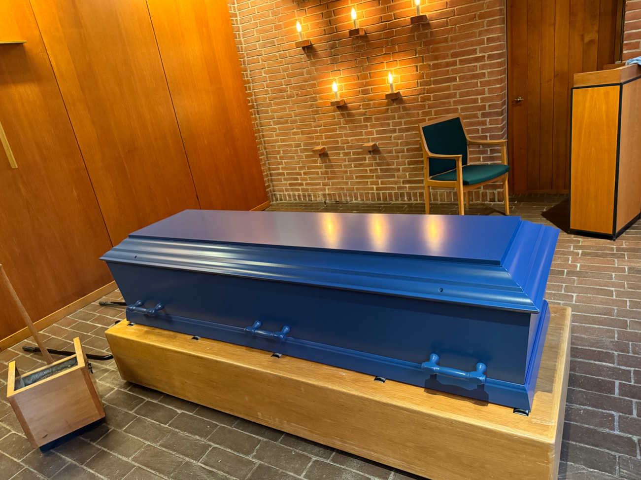 Smuk kiste med sokkel i valgfri farve