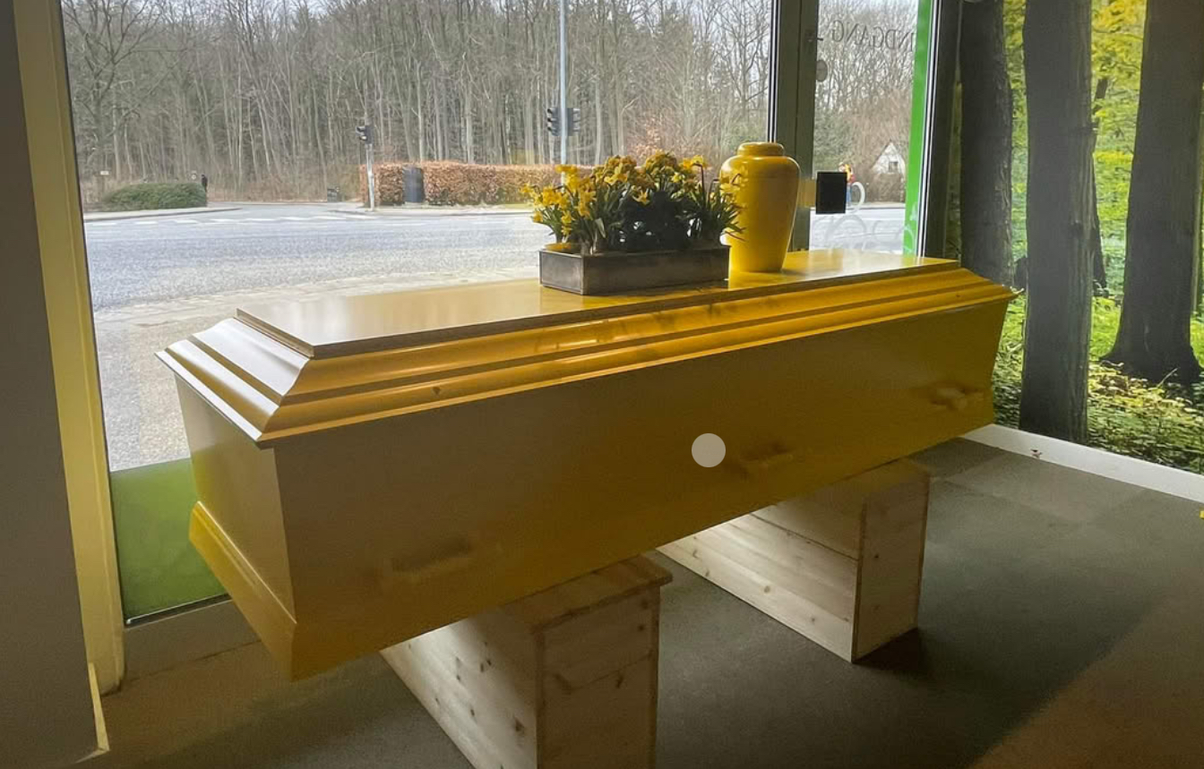 Smuk kiste med sokkel i valgfri farve